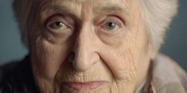 Mujer acusada de robar 600.000 NIS a sobreviviente del Holocausto