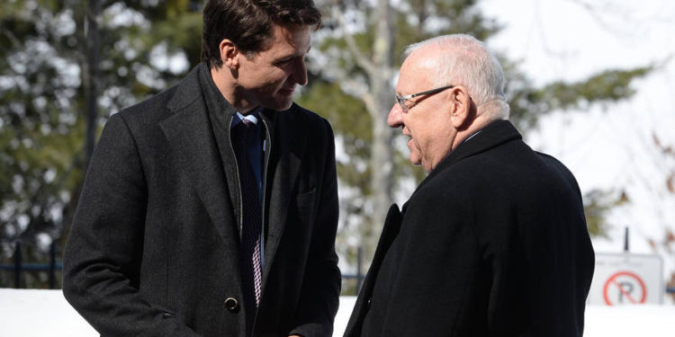El presidente Reuven Rivlin, a la derecha, con el primer ministro de Canadá, Justin Trudeau, a la izquierda, el 1 de abril de 2019. (Mark Neiman / GPO)