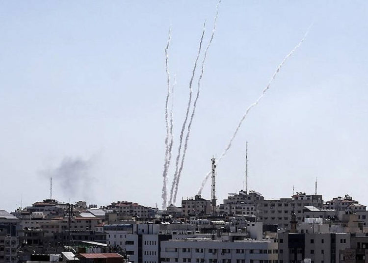 Una fotografía tomada desde la Franja de Gaza el 4 de mayo de 2019 muestra cohetes lanzados hacia Israel (MAHMUD HAMS / AFP)
