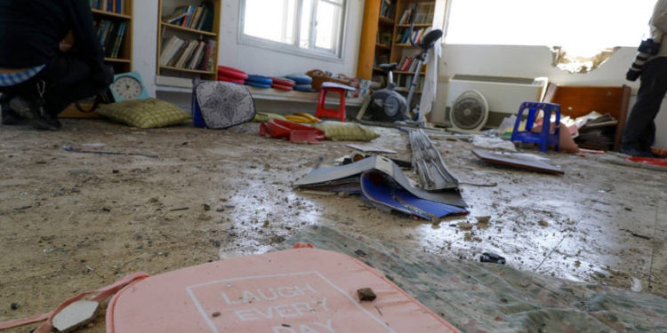 Los objetos se dispersan en una casa que fue alcanzada por un cohete disparado desde la Franja de Gaza en la aldea de Netiv Ha'asara, en el sur de Israel, el 4 de mayo de 2019. (Jack Guez / AFP