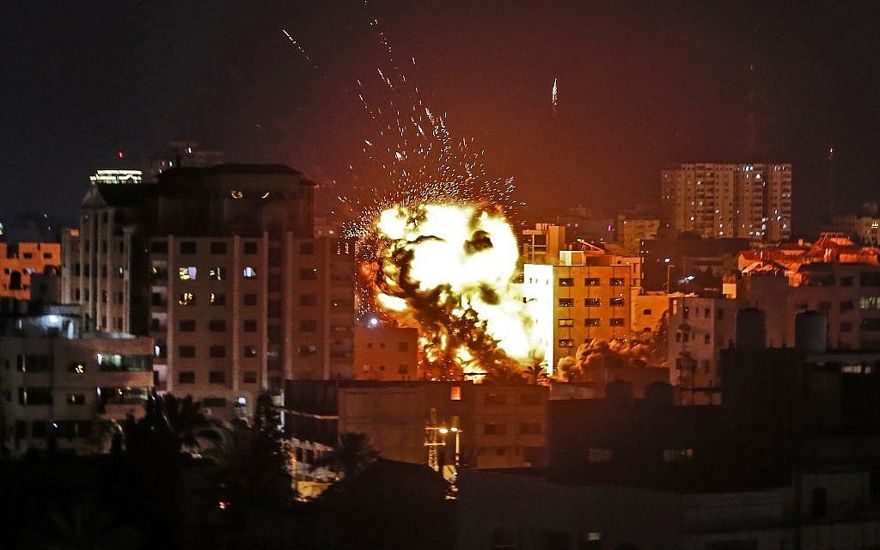 Se produjo una explosión entre edificios durante un ataque aéreo israelí en la ciudad de Gaza en respuesta al lanzamiento de cohetes desde el enclave palestino el 4 de mayo de 2019. (Mahmud Hams / AFP)