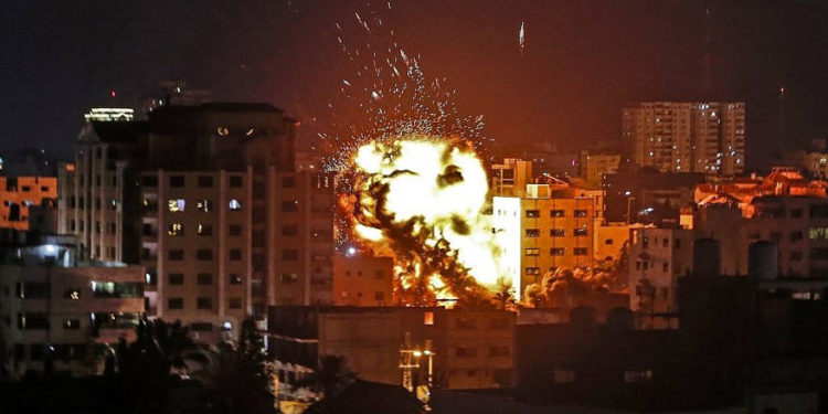 Israel ataca posiciones terroristas en Gaza y detiene el envío de cemento a la Franja