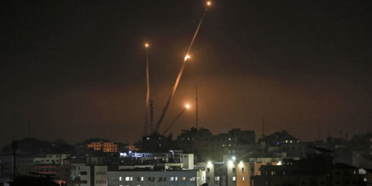 Israel bajo ataque de andanada de cohetes disparados desde Gaza