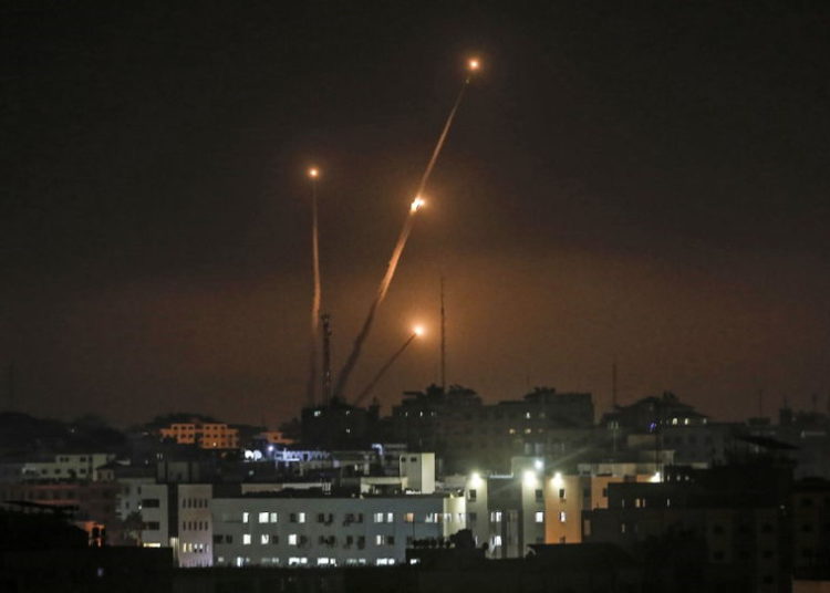 Israel bajo ataque de andanada de cohetes disparados desde Gaza