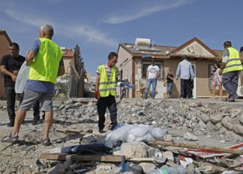 La gente inspecciona los daños en una casa en la ciudad de Beersheba, en el sur de Israel, el 5 de mayo de 2019, luego de haber sido alcanzada por un cohete desde Gaza. (Ahmad GHARABLI / AFP)