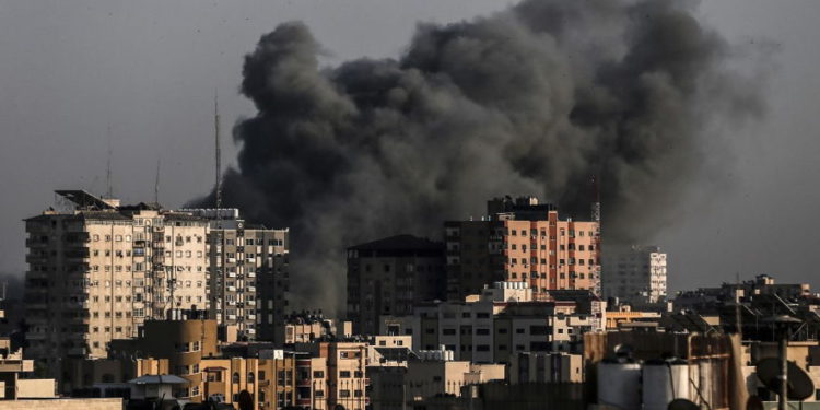 Oleadas de humo de un vecindario objetivo en la ciudad de Gaza durante un ataque aéreo israelí en el enclave palestino administrado por Hamas el 5 de mayo de 2019. (MAHMUD HAMS / AFP)