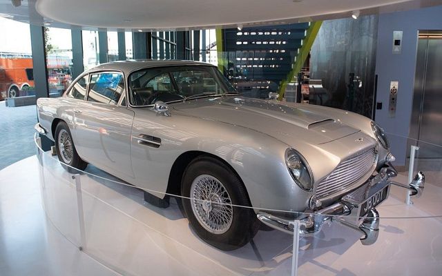 Un Aston Martin utilizado en las películas de James Bond se ve en una exhibición en el nuevo International Spy Museum durante una vista previa de los medios antes de su apertura en Washington el 7 de mayo de 2019. (Saul Loeb / AFP)