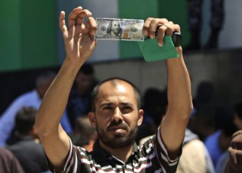 Bancos de Gaza entregan nueva subvención de fondos de Qatar a familias pobres