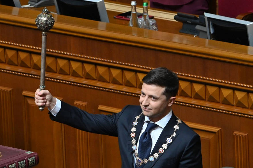 El presidente de Ucrania, Volodymyr Zelensky, sostiene Bulava, el símbolo ucraniano del poder, durante su ceremonia de inauguración en el parlamento en Kiev el 20 de mayo de 2019. (Genya SAVILOV / AFP)