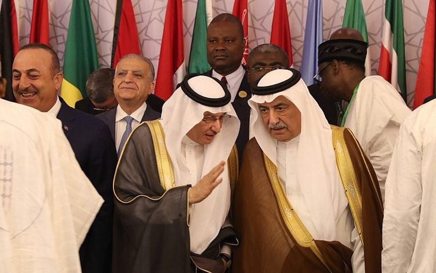 El Ministro de Relaciones Exteriores de Arabia Saudita, Ibrahim Al-Assaf (R) y el Secretario General de la Organización de Cooperación Islámica (OIC), el Dr. Yousef Al-Othaimeen (C) conversan antes de una foto de familia durante una reunión de Ministros de Relaciones Exteriores Islámica y Árabe en Jeddah sobre 30 de mayo de 2019 (BANDAR ALDANDANI / AFP)