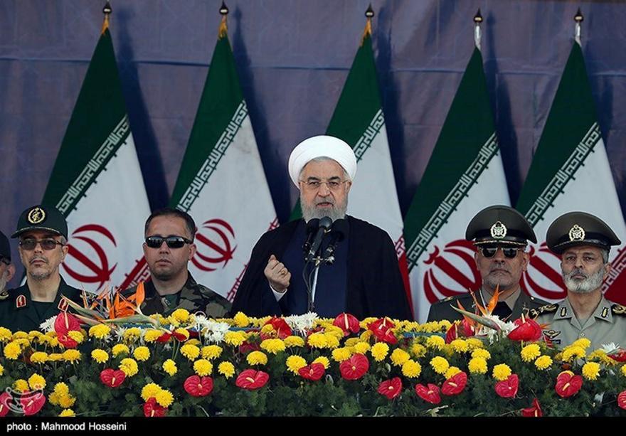 El presidente iraní, Hassan Rohani, pronuncia un discurso durante el desfile militar anual que se celebra en Teherán, Irán, el 22 de septiembre de 2018. 