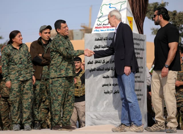 Mazloum Kobani, comandante en jefe de la SDF, le da la mano al asesor del Departamento de Estado de EE. UU. En el norte de Siria, William Robak, en el campo petrolero de al-Omar en Deir Al Zor, Siria, el 23 de marzo de 2019. \ RODI SAID / REUTERS
