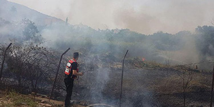Bomberos combaten un incendio en Kiryat Shmona en el norte de Israel el 31 de mayo de 2019 (Servicios de Bomberos)