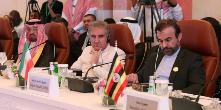 El representante iraní, Reza Najafi (derecha), durante la reunión preparatoria de las tres cumbres, celebrada este jueves en Yeddah. BANDAR ALDANDANI AFP