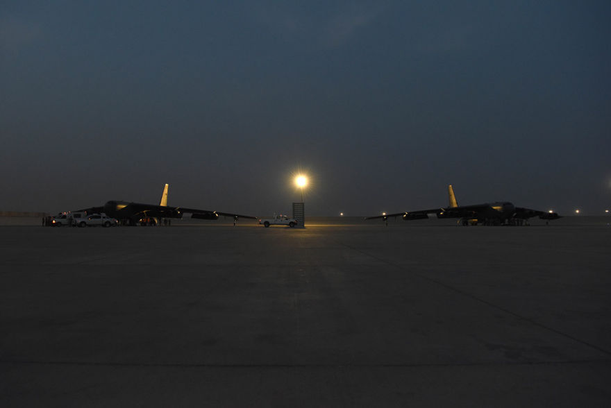 La aeronave Stratofortress B-52H de EE. UU. Asignada al 20º Escuadrón de Bombas Expedicionario está estacionada en una línea de vuelo el 8 de mayo de 2019