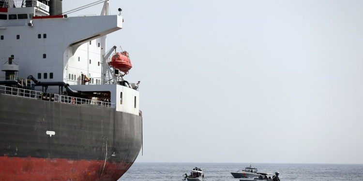 Barcos de la Armada de los Emiratos Árabes Unidos junto a un petrolero saudí frente al puerto de Fujairah, Emiratos Árabes Unidos, lunes | Foto: Reuters / Satish Kumar