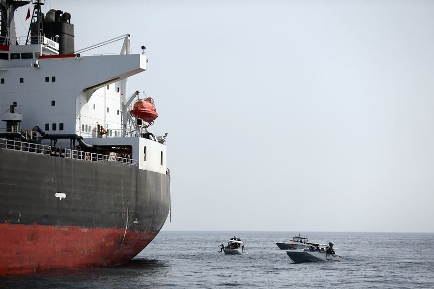 Barcos de la Armada de los Emiratos Árabes Unidos junto a un petrolero saudí frente al puerto de Fujairah, Emiratos Árabes Unidos, lunes | Foto: Reuters / Satish Kumar