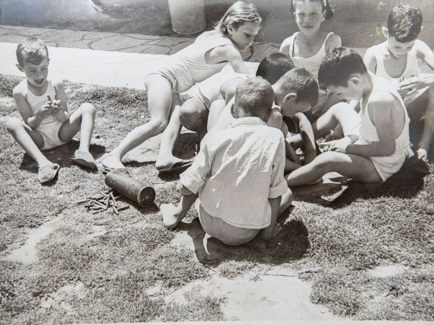 Los niños juegan en el kibutz Ein Hamifratz cerca de Acre, el 26 de mayo de 1948. David S. Boyer / ACME