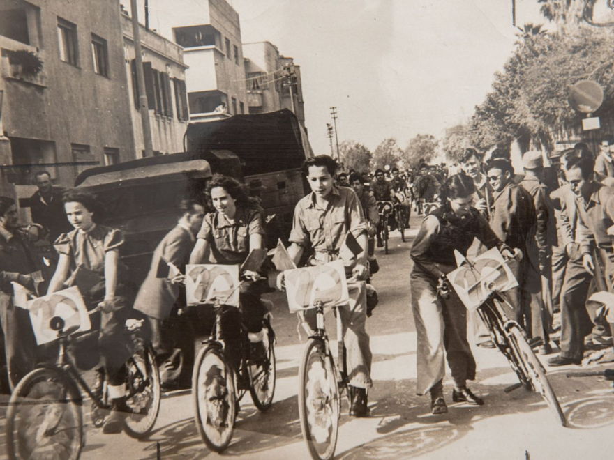 La campaña del movimiento juvenil del Partido Laborista Unido para su partido en bicicleta en Tel Aviv el 1 de febrero de 1949. Ben Rothenberg / Keystone