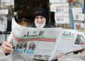 Un hombre de Gaza lee un periódico, con las elecciones israelíes en su portada, en Khan Younis, el 18 de marzo .. (Crédito de la foto: IBRAHEEM ABU MUSTAFA / REUTERS)