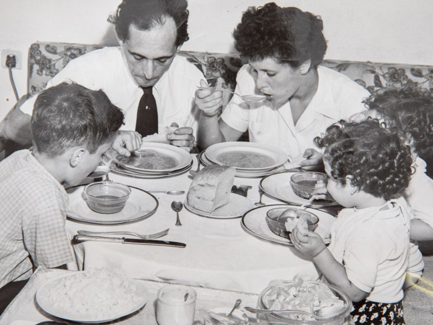 Los miembros de la familia Steiner se sientan a comer en Tel Aviv durante los años de austeridad, 6 de diciembre de 1949. EF Ilani / ACME