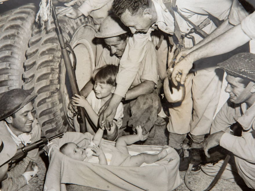 Hombres combatientes de Haganah, la milicia judía clandestina anterior al estado y un pequeño bebé que viajaba en un convoy de Jerusalén a Tel Aviv durante una tregua en la Guerra de Independencia de Israel, 1949. Lazar Dunner