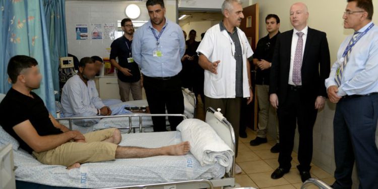 El Representante Especial para Negociaciones Internacionales, Jason Greenblatt, visitó el Hospital Ziv en Tzfat donde se reunió con administradores, profesionales de la salud y pacientes sirios, 29 de agosto de 2017 .. (crédito de foto: DAVID AZAGURY, EMBASSY TEL AVIV DE EE. UU.)