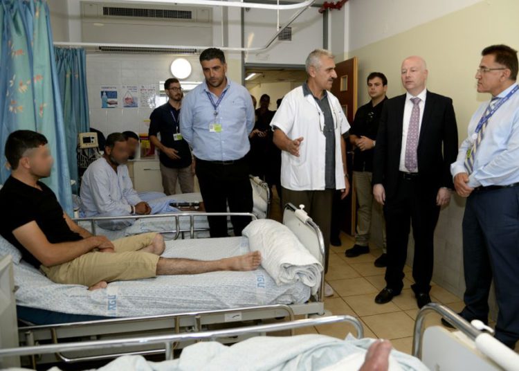 El Representante Especial para Negociaciones Internacionales, Jason Greenblatt, visitó el Hospital Ziv en Tzfat donde se reunió con administradores, profesionales de la salud y pacientes sirios, 29 de agosto de 2017 .. (crédito de foto: DAVID AZAGURY, EMBASSY TEL AVIV DE EE. UU.)