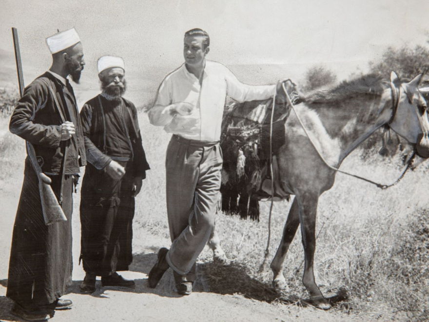 Franklin D. Roosevelt Jr. Representante electo de Nueva York con dos aldeanos drusos en su recorrido por Lower Galilee, el 13 de junio de 1949. ACME