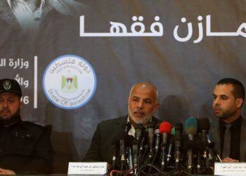 Tawfiq Abu Naim, jefe de las fuerzas de seguridad dirigidas por Hamas en Gaza, habla durante una conferencia de prensa en la ciudad de Gaza. (Crédito de la foto: IBRAHEEM ABU MUSTAFA / REUTERS)
