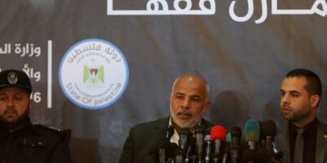 Tawfiq Abu Naim, jefe de las fuerzas de seguridad dirigidas por Hamas en Gaza, habla durante una conferencia de prensa en la ciudad de Gaza. (Crédito de la foto: IBRAHEEM ABU MUSTAFA / REUTERS)
