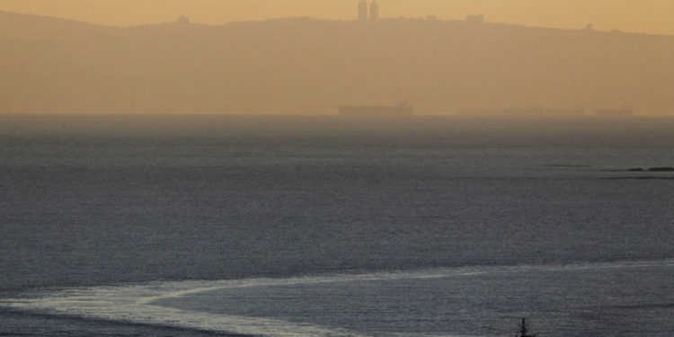 n barco naval israelí navega en el mar Mediterráneo cerca de la frontera con el Líbano, como el Monte Carmelo y la ciudad israelí de Haifa se ven al fondo el 16 de diciembre de 2013. (Crédito de la foto: REUTERS / AMIR COHEN)