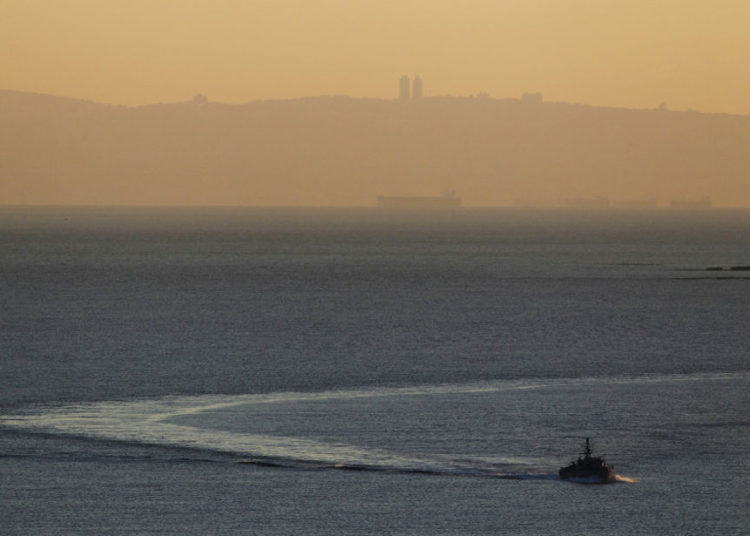 n barco naval israelí navega en el mar Mediterráneo cerca de la frontera con el Líbano, como el Monte Carmelo y la ciudad israelí de Haifa se ven al fondo el 16 de diciembre de 2013. (Crédito de la foto: REUTERS / AMIR COHEN)