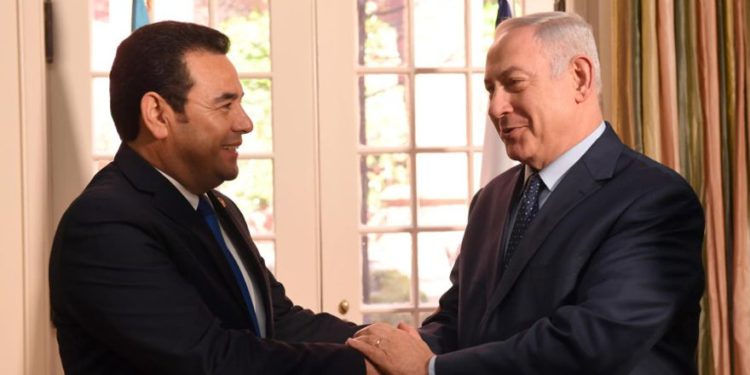 El presidente de Guatemala, Jimmy Morales, se reunió con el primer ministro Benjamin Netanyahu. (Crédito de la foto: HAIM ZACH / GPO)