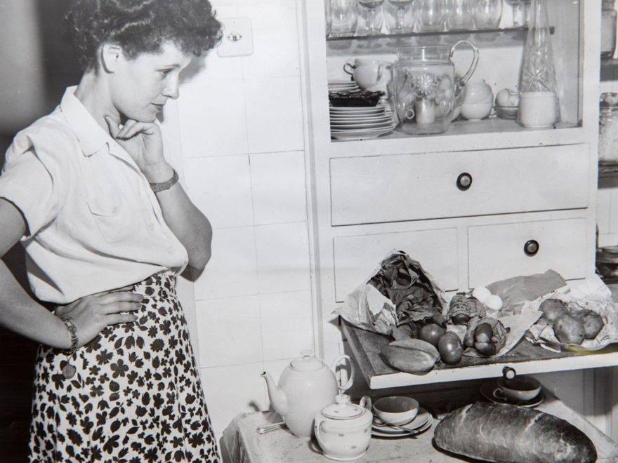 La Sra. Steiner en su cocina en Tel Aviv durante los años de austeridad, 6 de diciembre de 1949. EF Ilani / ACME