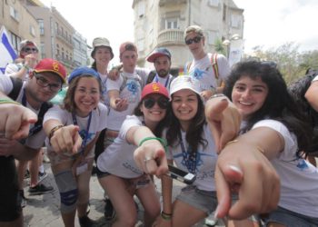 Participantes de Birthright en Tel Aviv. (Crédito de la foto: EREZ OZIR)