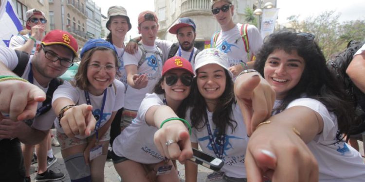 Participantes de Birthright en Tel Aviv. (Crédito de la foto: EREZ OZIR)