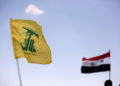 Las banderas de Hezbollah y Siria se ven ondeando en Fleita, Siria, 2 de agosto de 2017. (Crédito de la foto: OMAR SANADIKI / REUTERS)