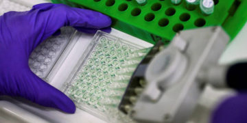 Un científico prepara muestras de proteínas para analizarlas en un laboratorio del Instituto de Investigación del Cáncer en Sutton, Gran Bretaña, 15 de julio de 2013. (Crédito de la foto: STEFAN WERMUTH / REUTERS)