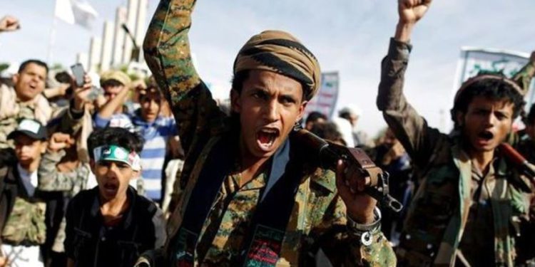 Los partidarios del movimiento Houthi gritan consignas cuando asisten a un mitin para conmemorar el 4º aniversario de la intervención militar liderada por los saudíes en la guerra de Yemen, en Sanaa, Yemen, 26 de marzo de 2019.. (Crédito de la foto: KHALED ABDULLAH / REUTERS)