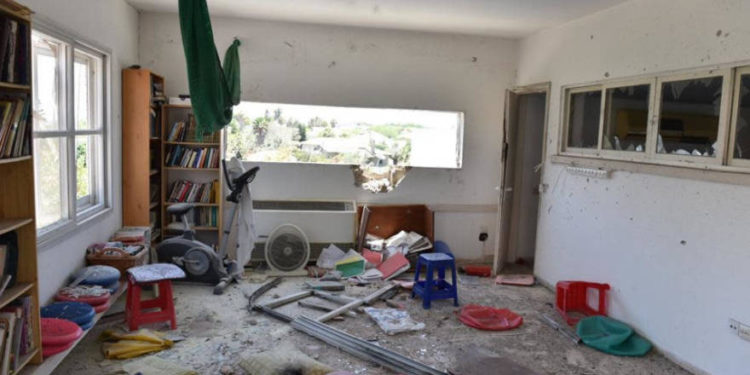 a casa en Ashkelon golpeada por un cohete disparado desde Gaza. (Crédito de la foto: UNIDAD DE VOZ POLICÍA)