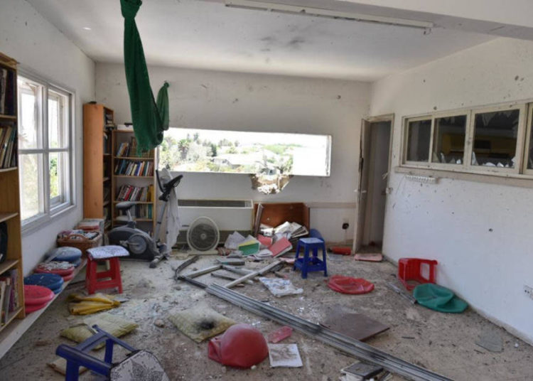 a casa en Ashkelon golpeada por un cohete disparado desde Gaza. (Crédito de la foto: UNIDAD DE VOZ POLICÍA)