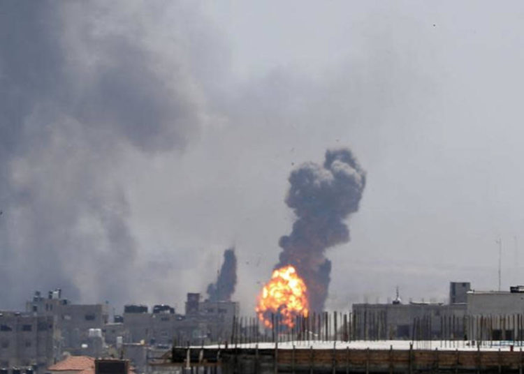 Una bola de fuego se ve durante los ataques aéreos israelíes en Gaza el 4 de mayo de 2019. (Crédito de la foto: REUTERS / MOHAMMED SALEM)