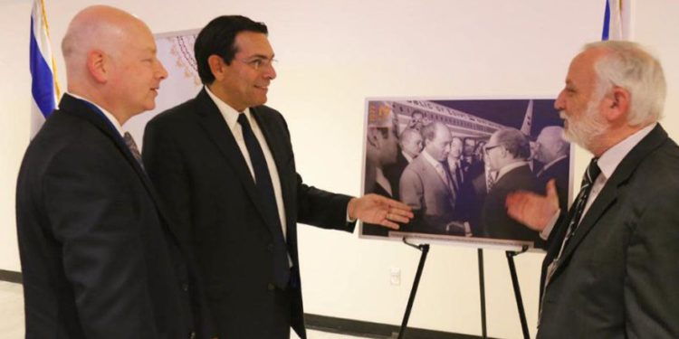 La exposición del embajador Danon junto a Herzl Makov y Jason Greenblatt. (Crédito de la foto: DELEGACIÓN ISRAELI PARA LA ONU)
