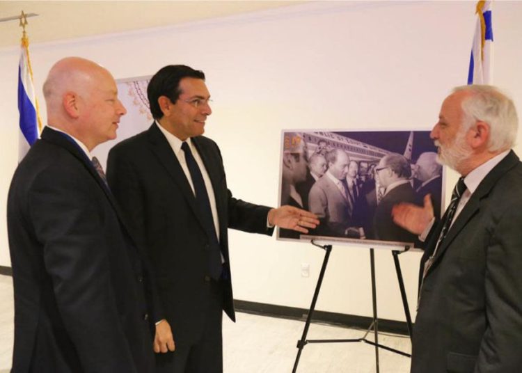 La exposición del embajador Danon junto a Herzl Makov y Jason Greenblatt. (Crédito de la foto: DELEGACIÓN ISRAELI PARA LA ONU)