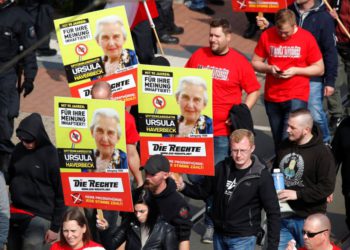 Los partidarios de la extrema derecha del partido "Die Rechte (Los Derechos) llevan pancartas de Ursula Haverbeck, de 90 años, encarcelada por su negación del Holocausto durante su mitin del Primero de Mayo en las calles de Duisburg, Alemania, 1 de mayo. 2019. (Crédito de la foto: WOLFGANG RATTAY / REUTERS)