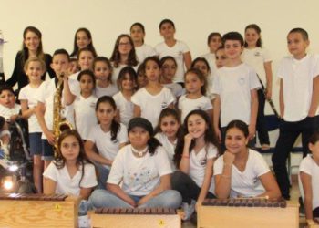 Estudiantes de la Escuela Agron en Jerusalén en el centro de rehabilitación del hospital ALYN se unen para un concierto musical, mayo de 2019. (Crédito de la foto: NOA ARAD)