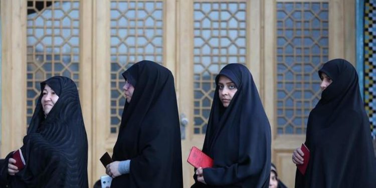 Estudiantes universitarios de Irán protestan por mandato sobre el uso obligatorio del velo
