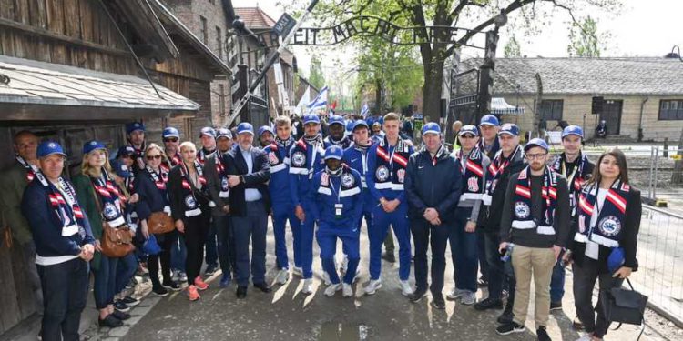 Los jugadores del equipo MLS de New England Revolution se unen a los jugadores del Chelsea en Auschwitz, 2 de mayo de 2019. (Cortesía de March of the Living)