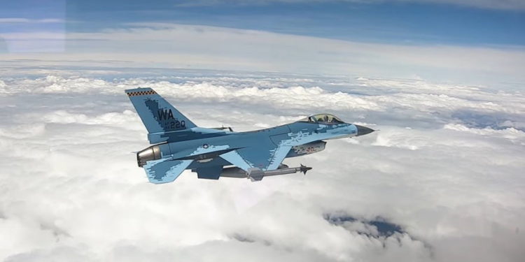 Mira el primer vuelo de un F-16C capaz de camuflarse como un Su-57 de Rusia